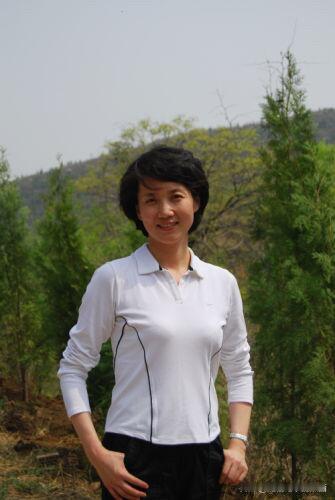 央视主持人里的天花板，老了之后还比周涛美，这落落大方的气质，真的绝了。虽已老去，