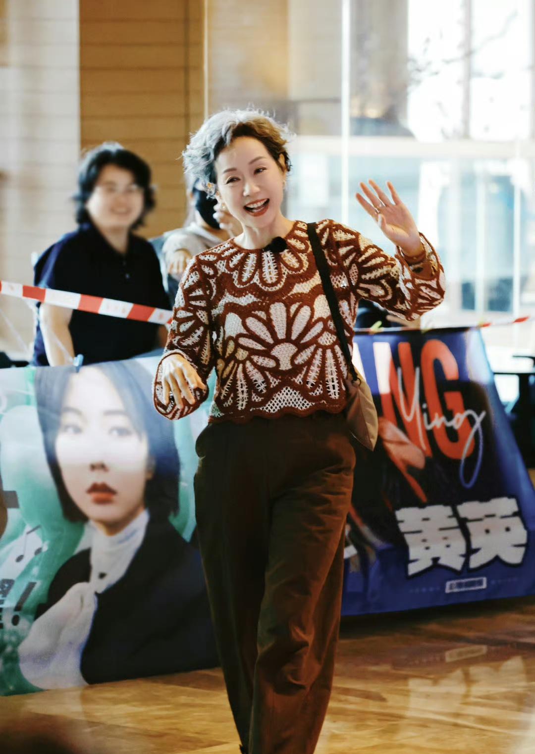 真不敢相信这是62岁的叶童，这状态简直是好到爆，感觉她活回少女年代去了，俏皮又可