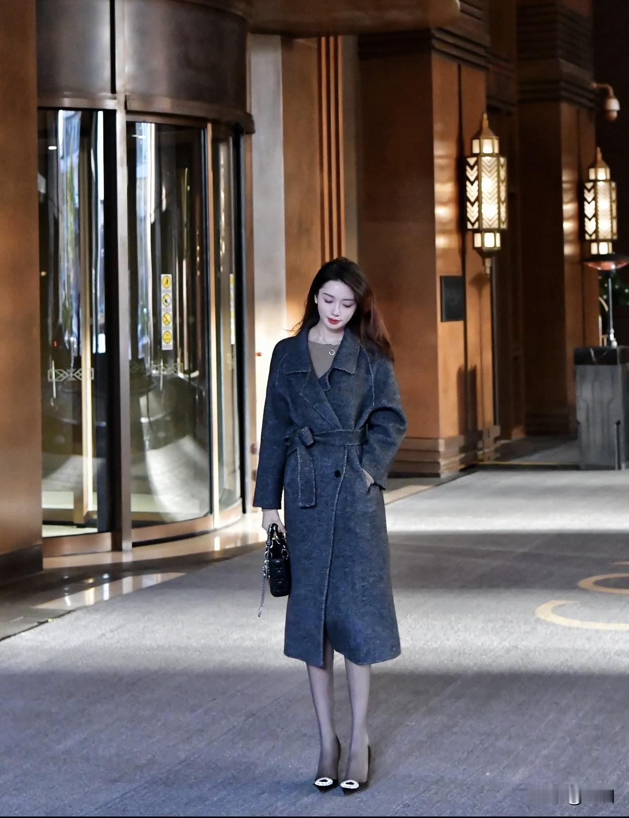 有哪些极简慵懒风格的女装推荐大码的西装外套，极简又大气。