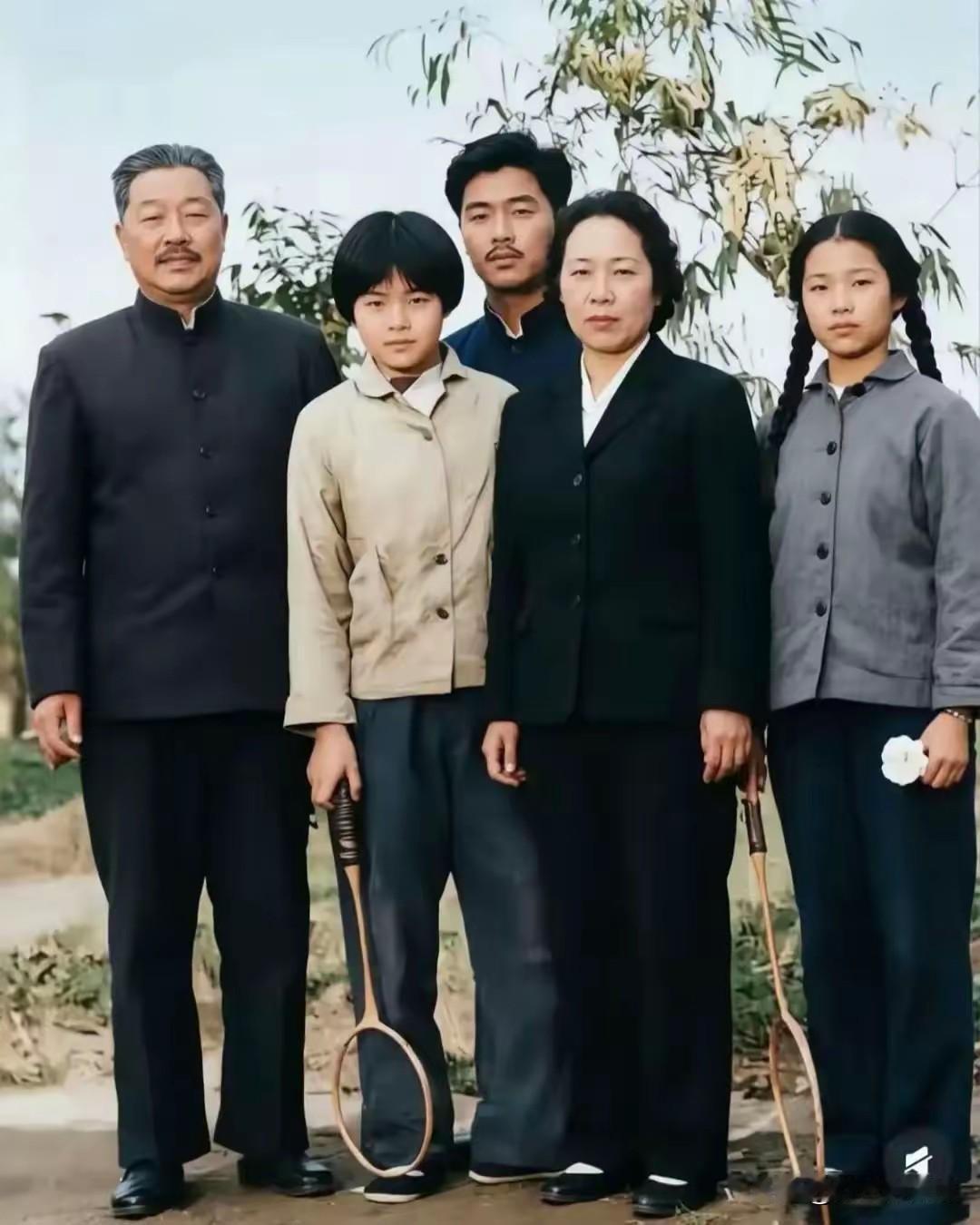这是1964年贺龙元帅的全家福上色修复照。画面从左至右：贺龙元帅、儿子贺鹏飞、