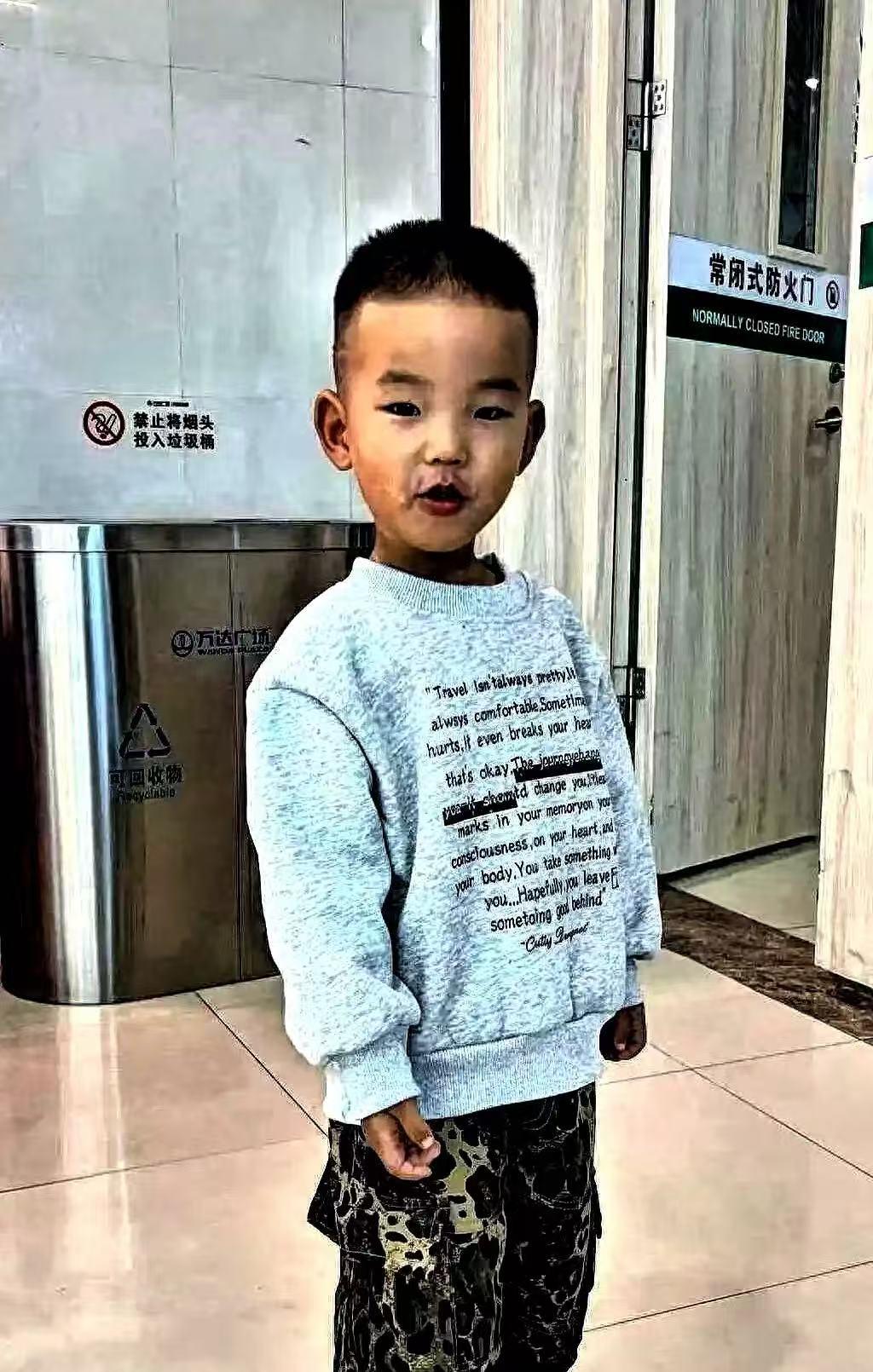 河南开封3岁半幼童澈澈，离奇失踪已经四天。搜救犬追踪至村口处，忽然停滞不前——一