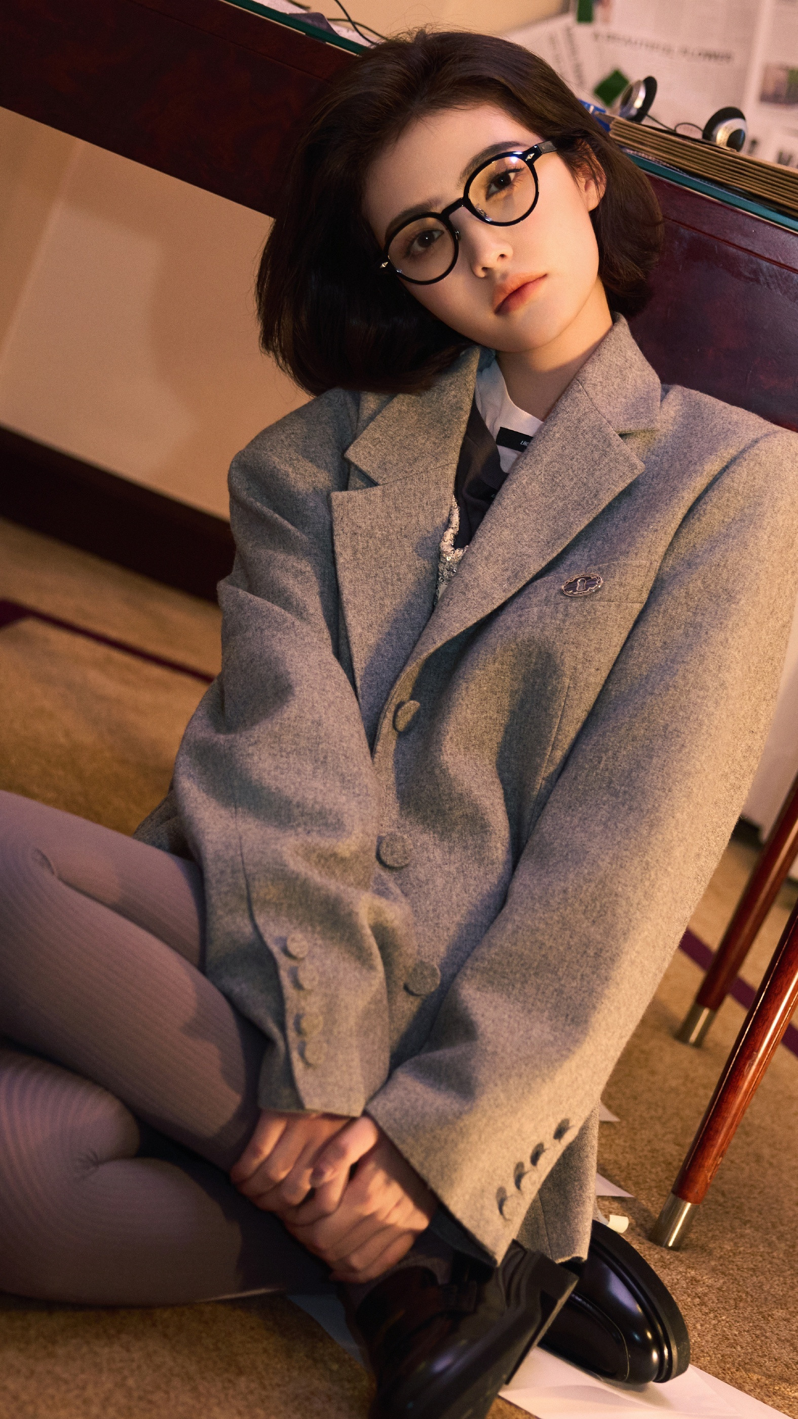 加奈那最近喜欢丝袜穿搭，完美的色系，妥妥的美腿眼镜姐姐。加奈那今天穿什么