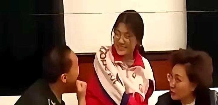 毛甜懿今年高考后，大概率不会再天天穿校服了。她迈进普通大学，学校直接把穿衣规矩