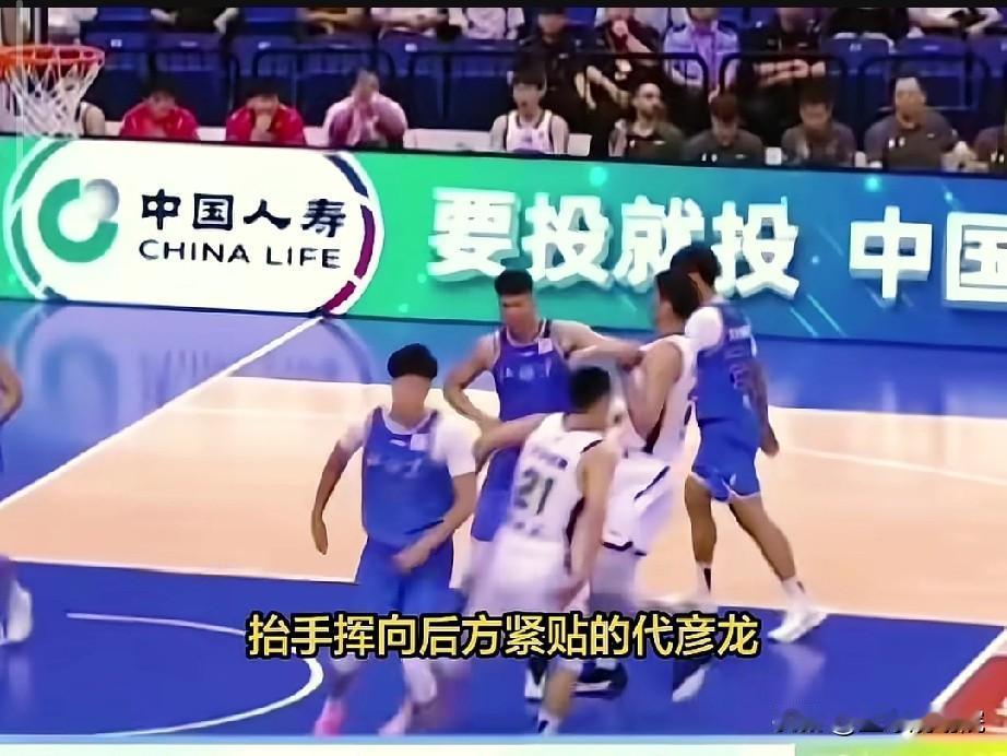 硬刚范子铭，辽篮小将和范子铭爆发激烈冲突！我发现辽宁男篮小将代彦龙是真猛啊，