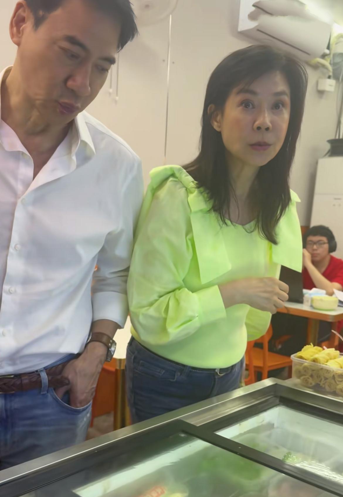 “玉女派掌门人”俞小凡现身厦门，携丈夫一起吃龙虾沙茶面。不过她全程表现的不是很