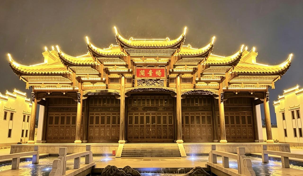以匠心续文脉，以古艺复荣光。36位富鹏鲁班工匠，五百余日夜潜心雕琢，1500平