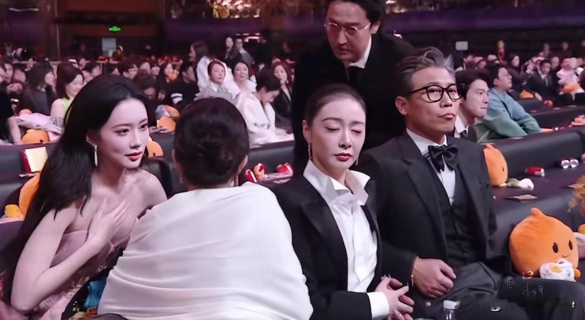 2月5日，🧣之夜，王传君来找孟子义了！孟子义找白鹿高叶聊天，王传君远远看到后