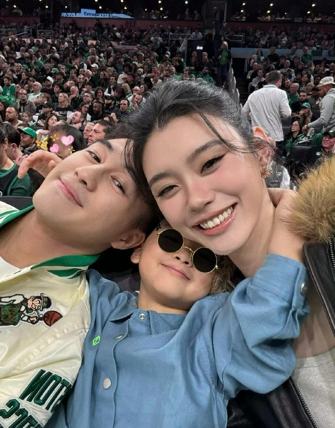 奚梦瑶儿子腿长随模特妈，笑起来随何猷君，何家继承人赢麻了​​​​