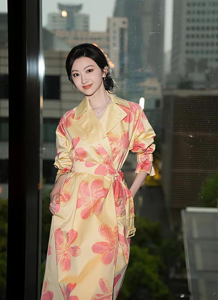 景甜那套房子，1月还挂1.55亿，5月直接降到1.35亿。4个月，2000万没了