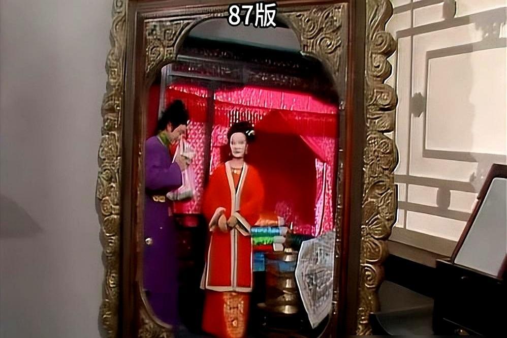 32岁暴毙那天，电视机正播着他咽气的那集红楼梦。楼下小酒馆老板还在等他结清40块