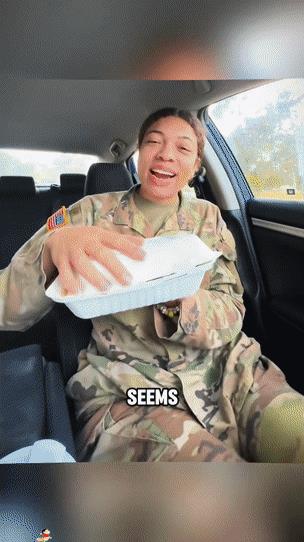 最近，不少美国士兵在社交媒体晒出了自己的加餐，这是要开战了？下图这一位女兵专门