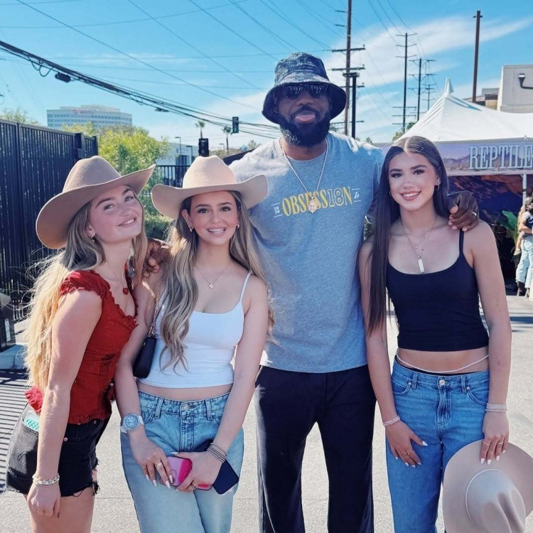 詹姆斯出席湖人活动，有三个美女和他合影，瞧瞧老詹高兴的，舌头都伸出来了[dog