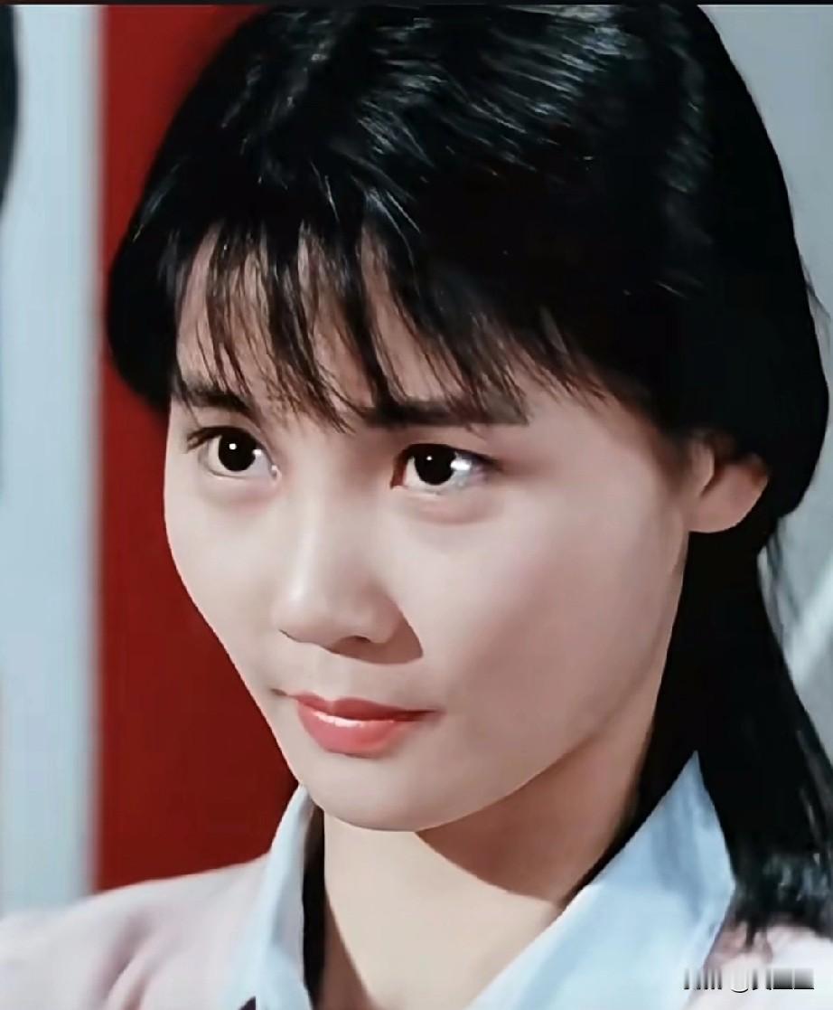 她是张曼玉异父异母的双胞胎妹妹，是英叔电影里的最甜萌妹，18岁嫁曾志伟入豪门，3