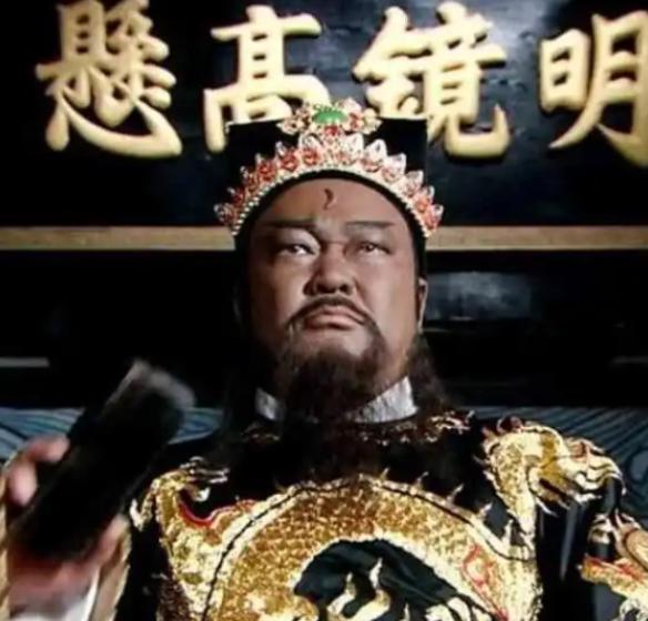 嘉祐三年，开封府。包拯60大寿，满座宾客，他却一个人坐在那里，面色灰暗，愁云压眉