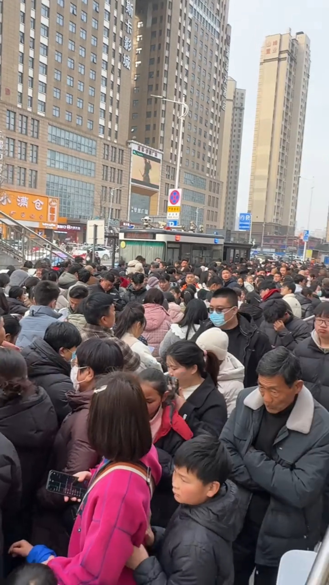 【#游客已在胖东来买到搬不动了#】#胖东来回应是否开设寄递服务#春节临近，有