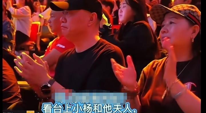 家长来看俩孩子打比赛啦！北京大满贯混双决赛的时候，场边观众席上看到了小杨带着杨夫