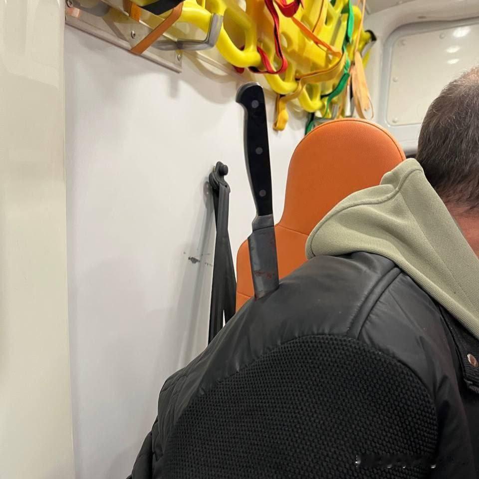 🇷🇺莫斯科郊区一名女乘客因190卢布与出租车司机发生争执，将刀刺入司机背部。