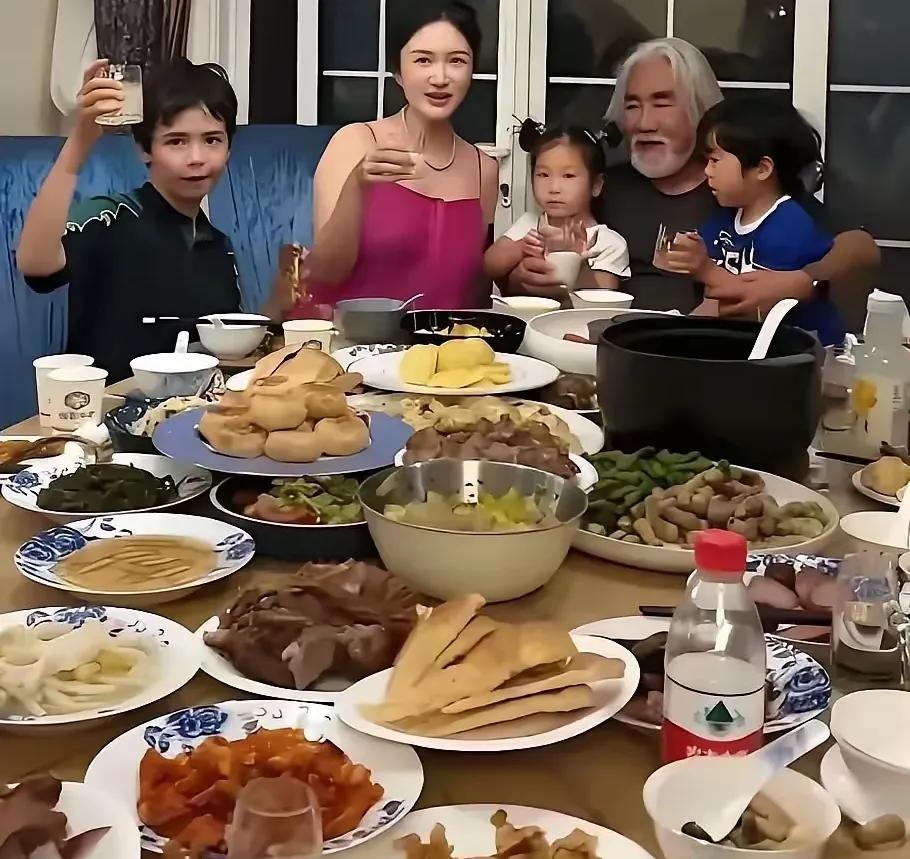 张纪中说自己压力大，本来以为只是说说而已，没想到事实真是如此，看看一家五口人的一