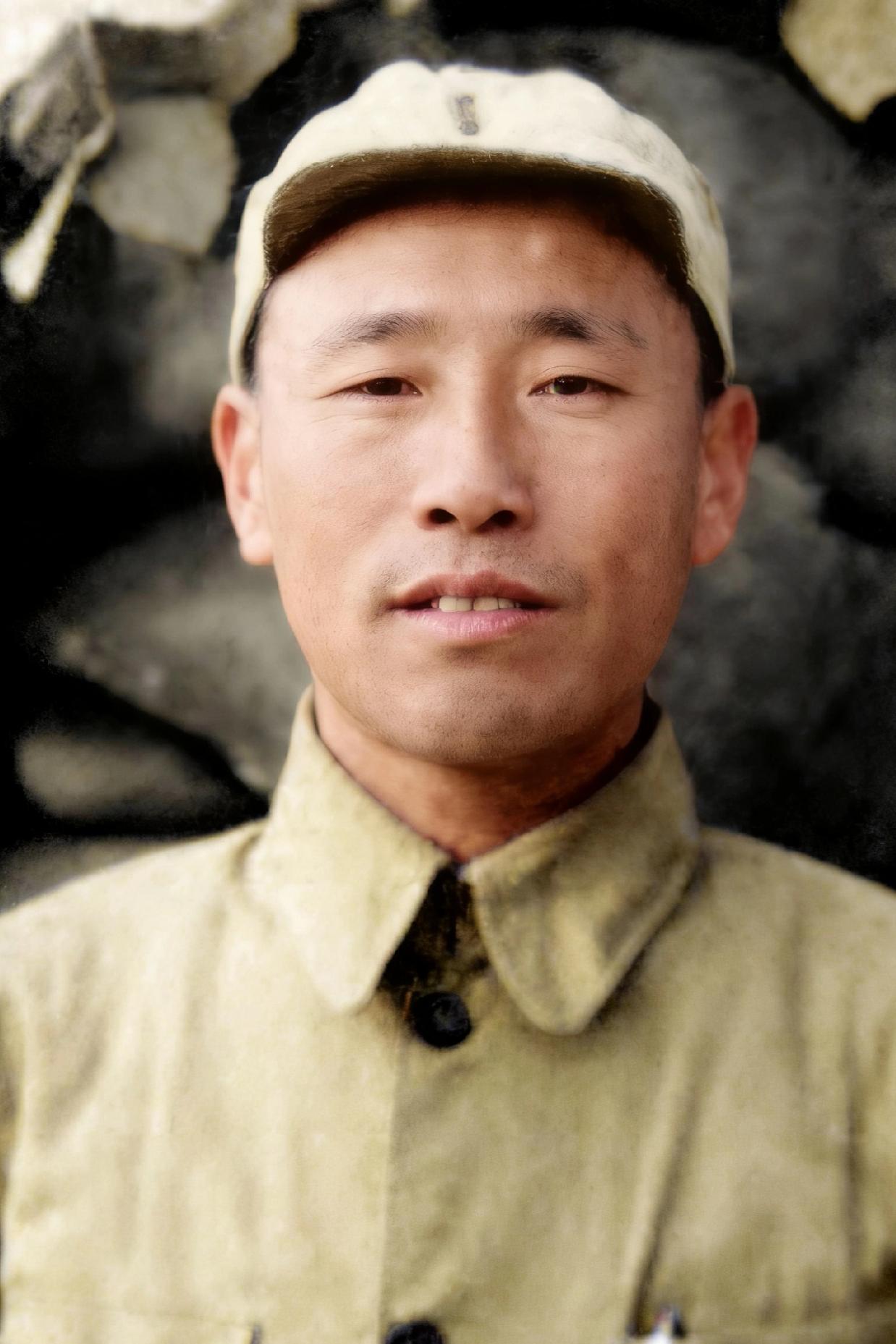 叛徒邢仁甫的真实模样，这一张照片拍摄于上世纪40年代，邢仁甫给人的感觉是老实憨厚