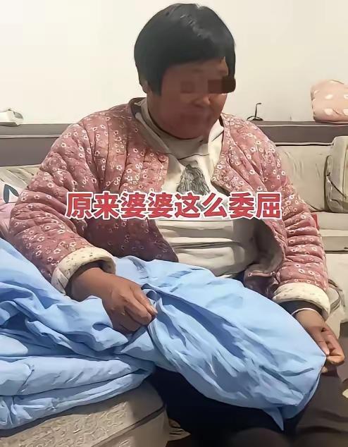 刚领工资的儿媳，转头就给带娃做饭的婆婆塞了1000块，没想到婆婆攥着钱突然红了眼