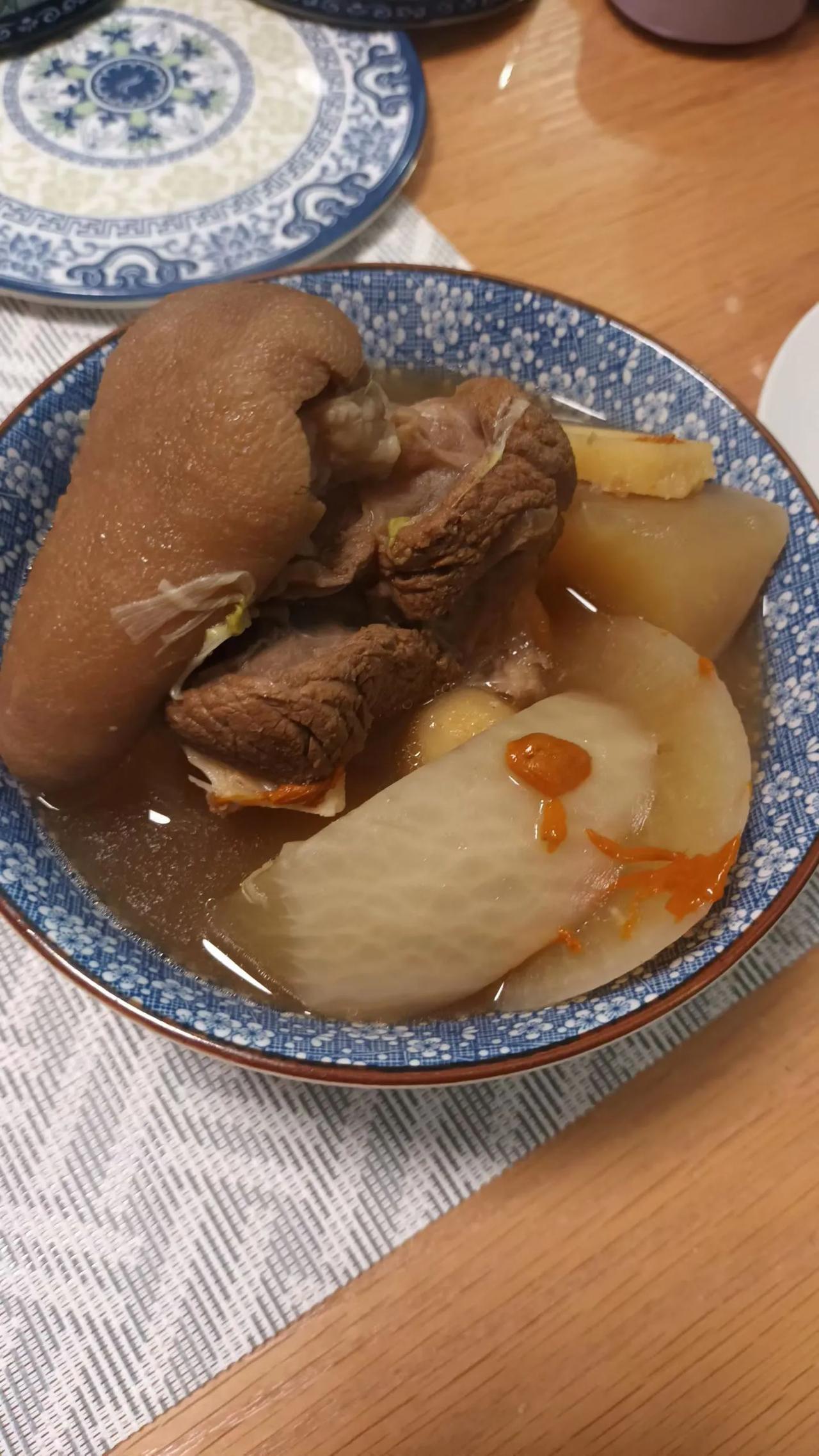 大清早享用御寒萝卜姜杞羊肉汤，冬萝卜味甘羊膻味免除，贤內厨艺了得！