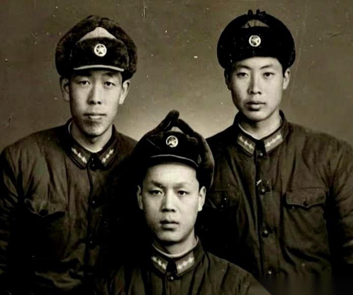 盯着那张老照片，三个兵，肩并肩，领子上红得扎眼。第一眼扫过去，心里直呼好家伙，