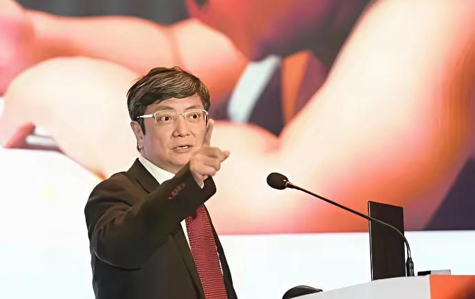 大家还记得当年的网红校长郑强吗？外号大炮的那个。他当年在三千多名校长面前演讲