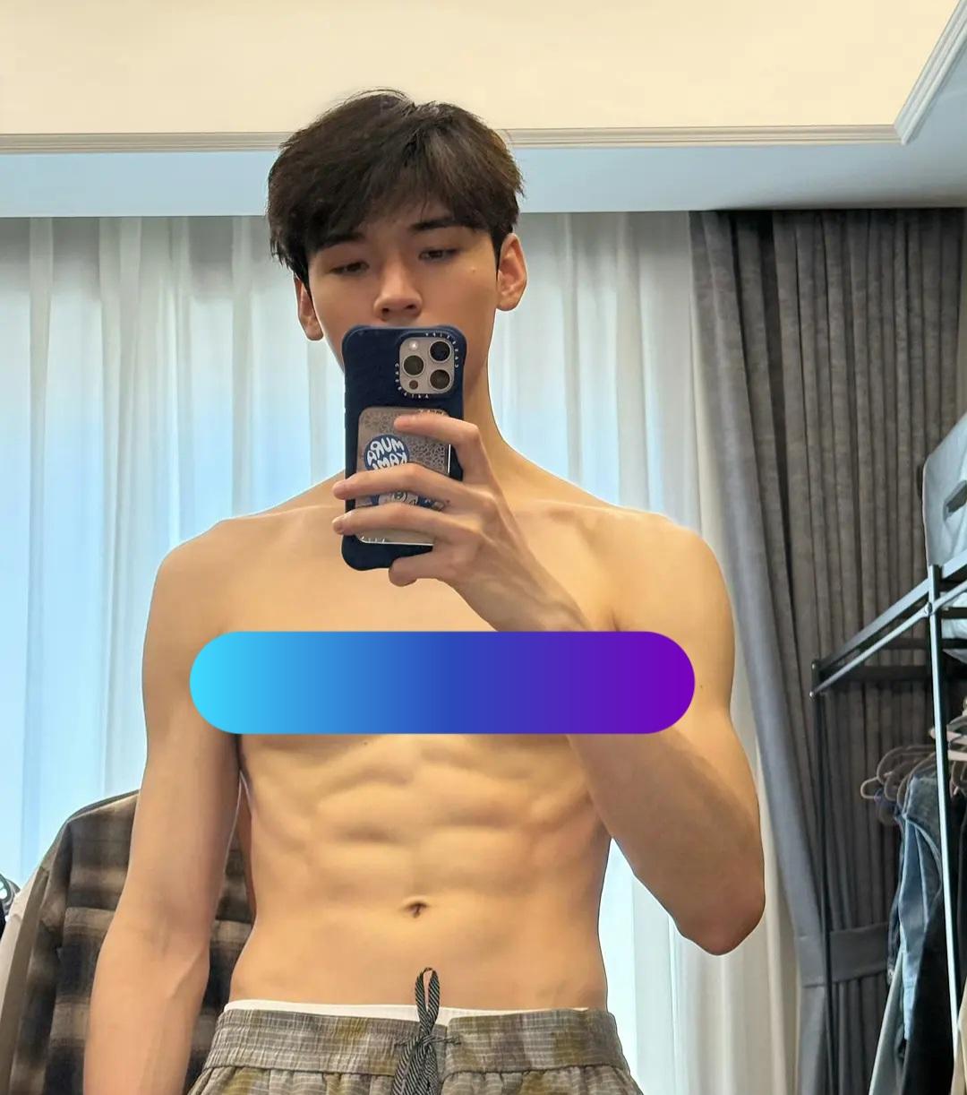 龚俊的身材没想到这么有看头啊！这六块腹肌谁看了不迷糊，还以为龚俊是属于瘦的那