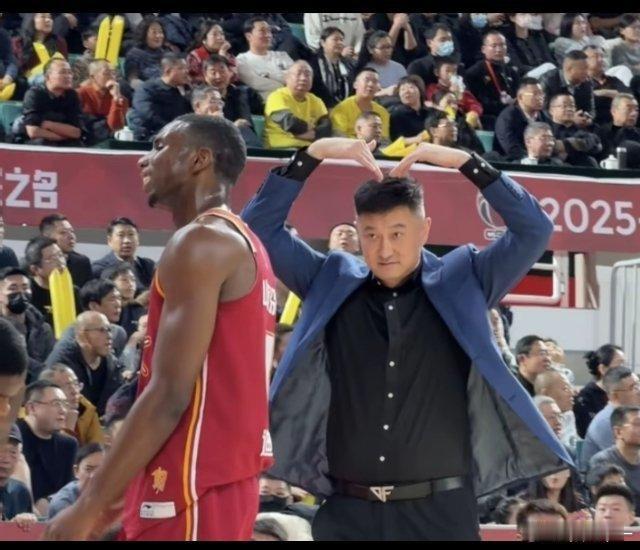 杜锋自从全运会夺冠升职之后真的不一样了，脾气变好了也不爱骂人了，即使面对迪亚洛恶