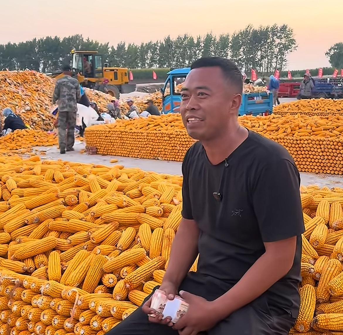 黑龙江“土地王”刘辉赚麻了，大豆每垧有望突破9000斤！开着近20辆大拖拉机收