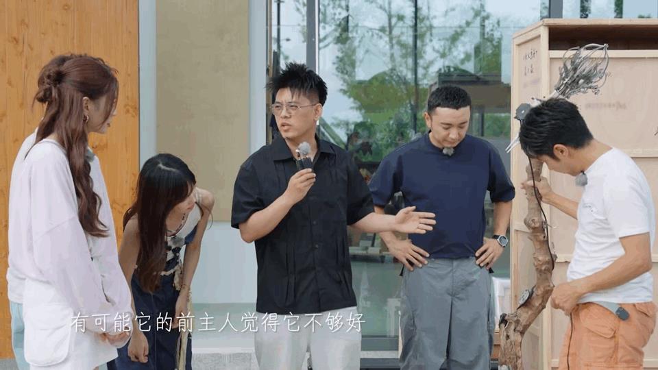 艺术家聂士昌把一根烂木头接上了机械臂，直接让烂木头蜕变成了艺术品，然后这根改变了