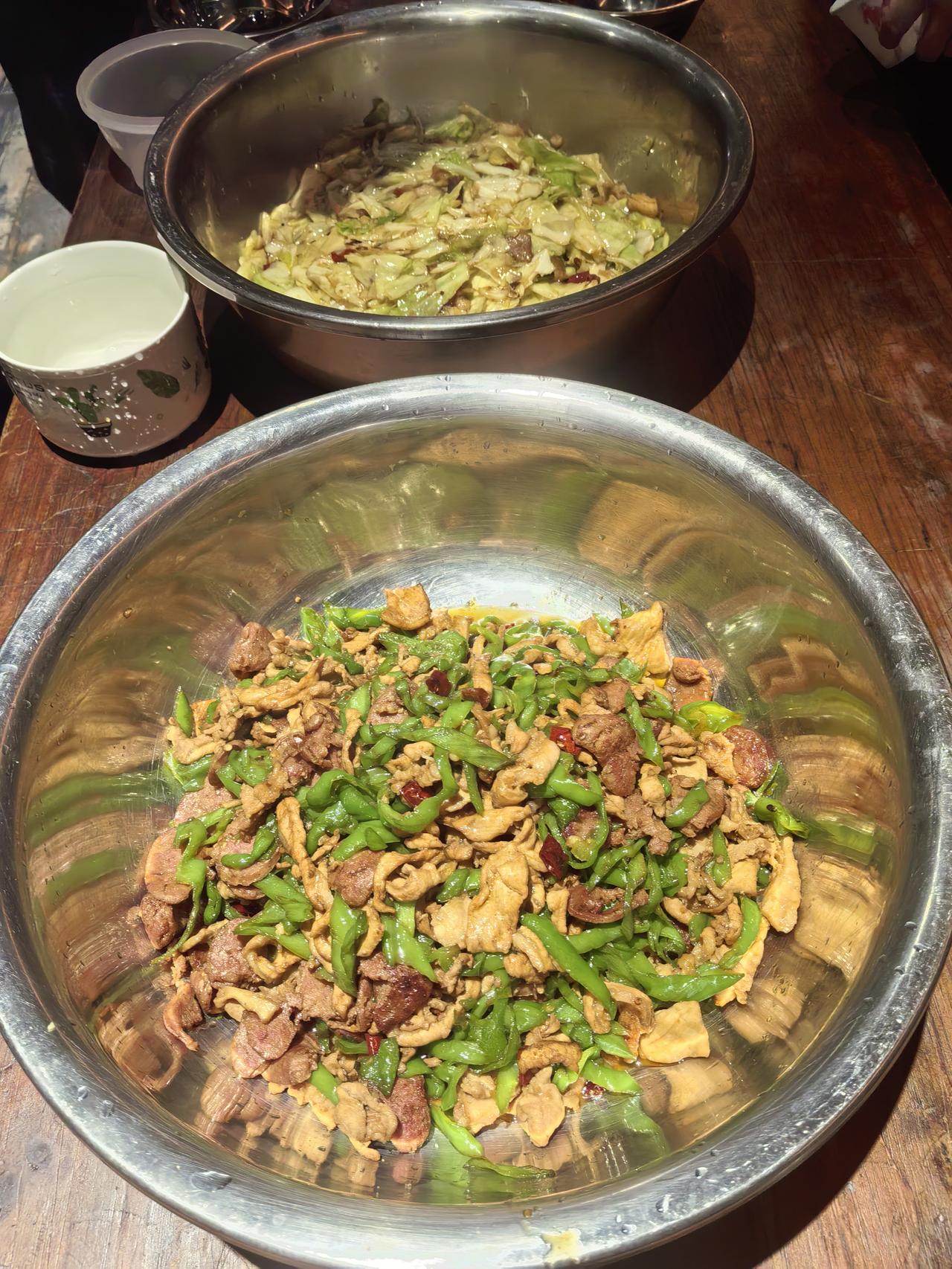 今日晚餐三件套，道道下饭不踩雷，香到舔盆～辣椒炒肉必须封神！肥瘦相间的五花