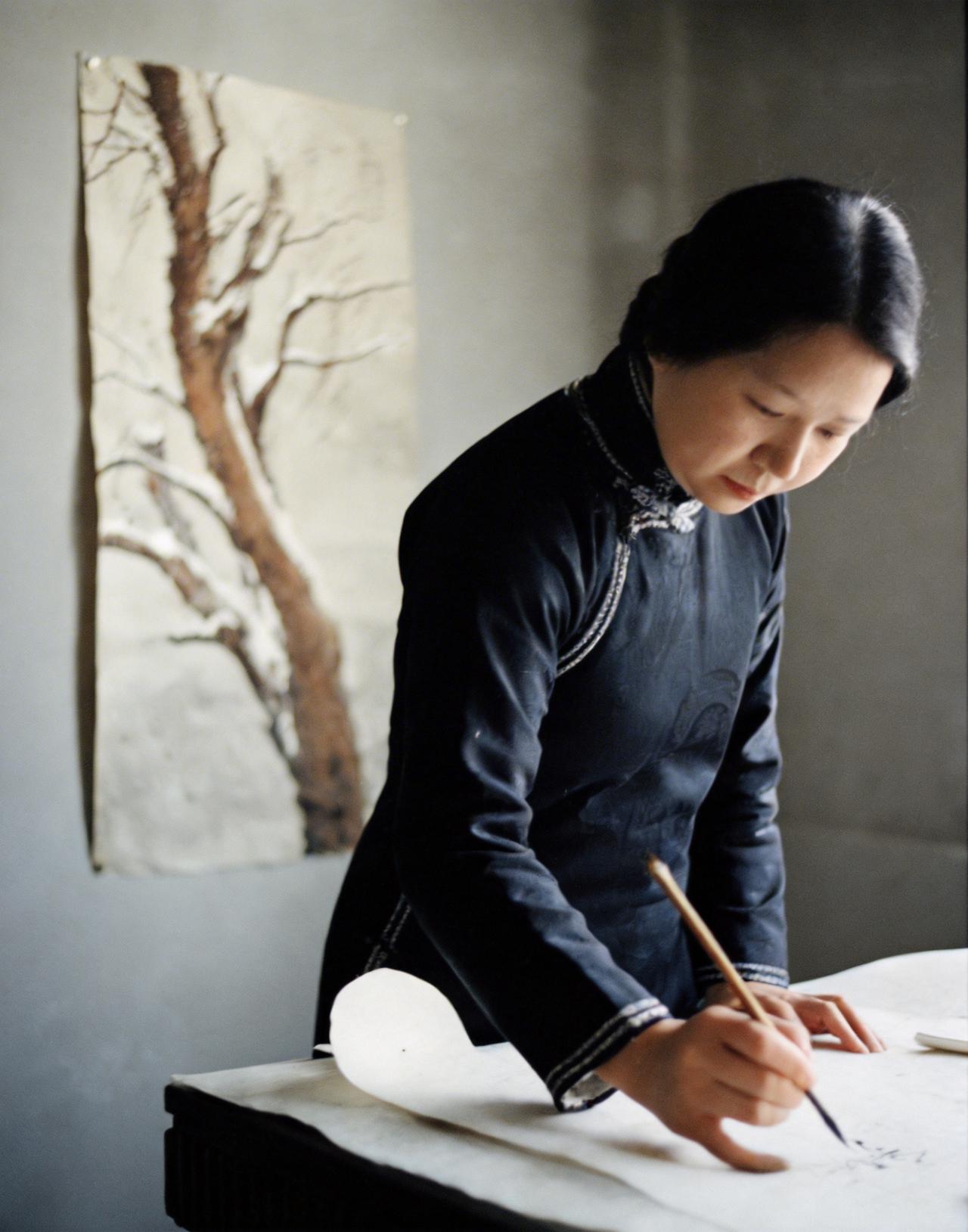 这名正在作画的女子是中国第一位作品入选巴黎美术展览会的女性画家，在中国二十世纪的