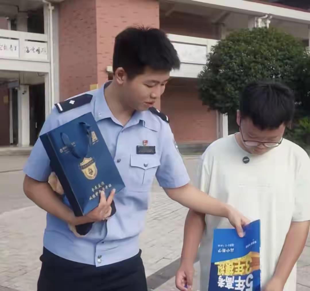 四川两名高中生捡到1.7万元现金，毫不犹豫交给警察叔叔，民警和失主到学校感谢的同