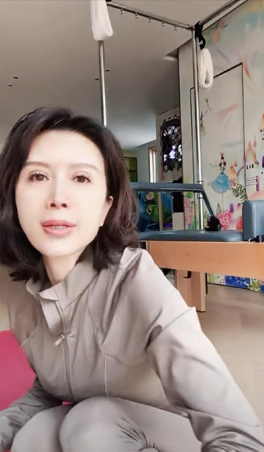 [点赞]3月17日，金巧巧直播时，家里的环境比较老旧，有网友问她：“这个环境你