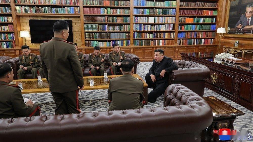 据朝中社消息：金正恩接见了朝鲜人民军海外作战部队主要指挥员。他听取了相关军事活动