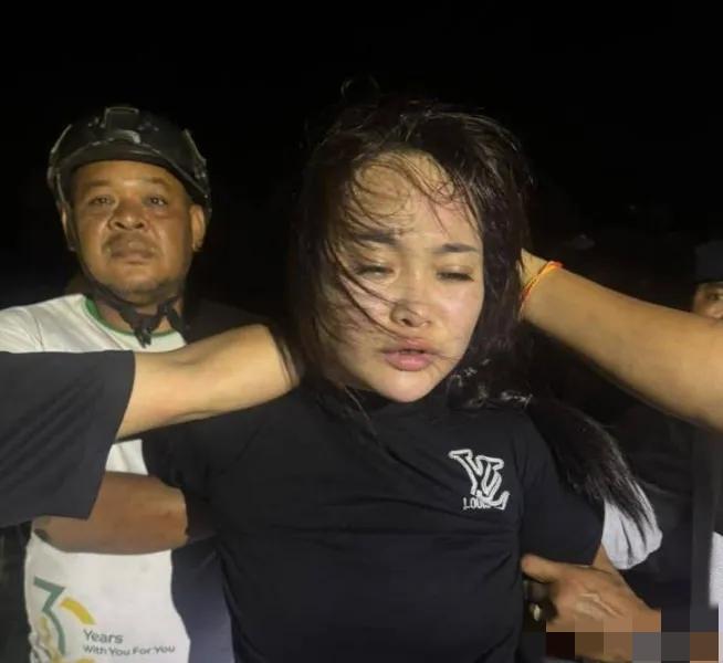 这名女子越南女子在柬埔寨法院单枪匹马解救六名越南籍贩毒分子而声名鹊起。从视频可以