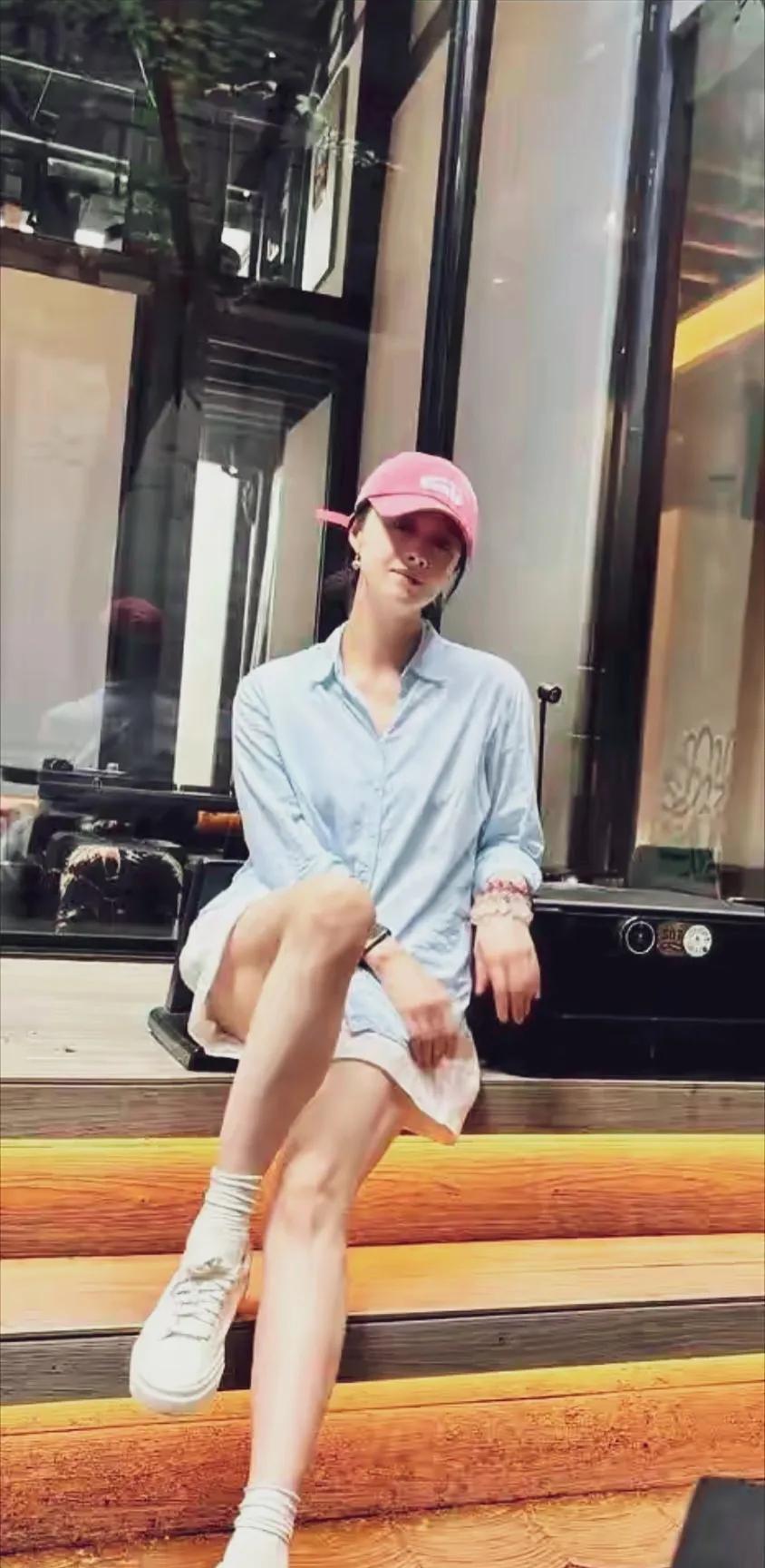 蒋欣现在是又瘦又白，个子又高，两条筷子腿吸睛！不能再瘦了，快脱相了！#蒋欣#