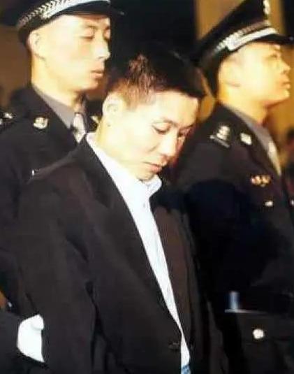 2001年5月20日清晨，当法警手持警绳出现在监舍门口时，张君刚刚吃完一盒方便面