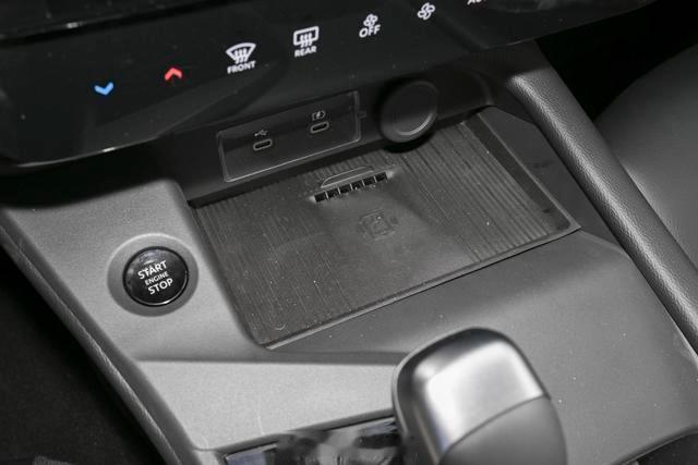 全新轩逸实车现身，外观换新、前脸更年轻，贯穿式尾灯更显时尚。内饰升级双联屏布局，