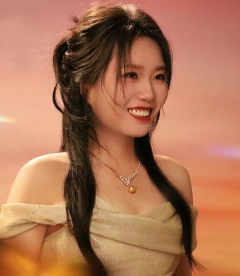 #李雪琴美成这样了#脱口秀高级知识分子李雪琴近期参加活动的状态令网友惊叹：李雪