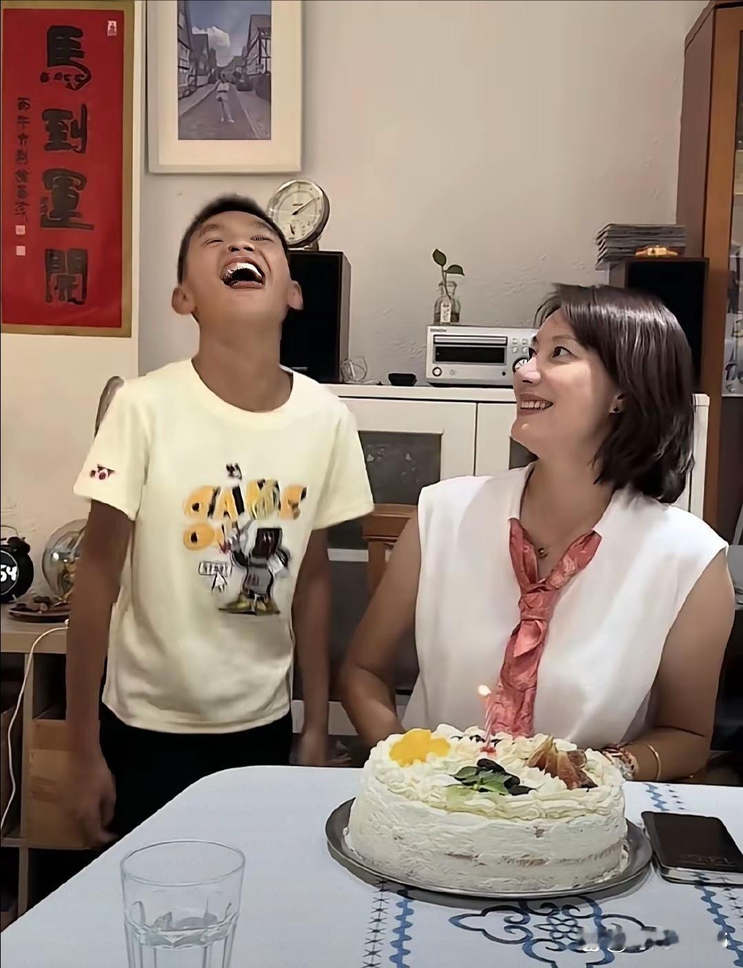 谢杏芳在西班牙别墅过45岁生日，儿子跟林丹长得一模一样​​​