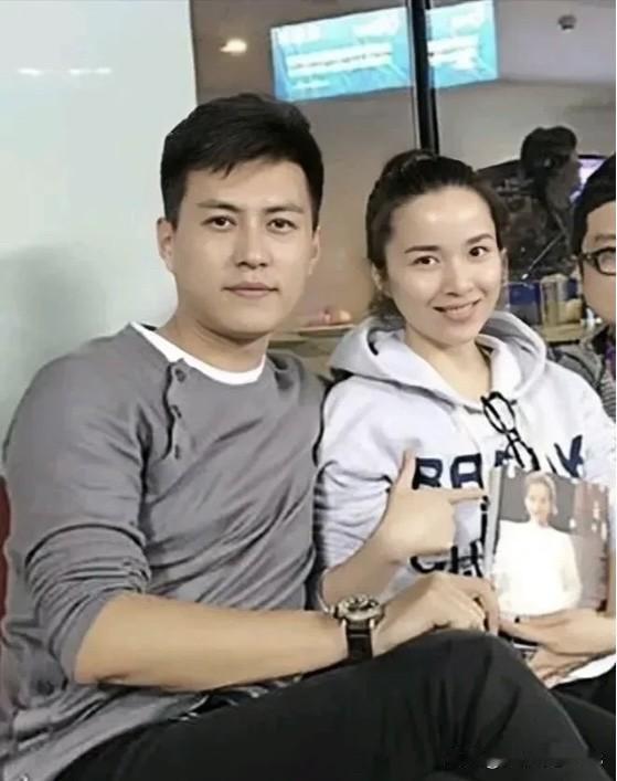 原来他们是一对明星夫妻，李佳身材高挑，气质脱俗，集东方女性之美与中国传统美女之美