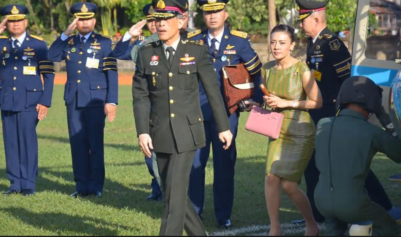 当年泰国还没有战事，西拉米还没被废。她含情脉脉地看着泰王，看得出来她是个传统女人