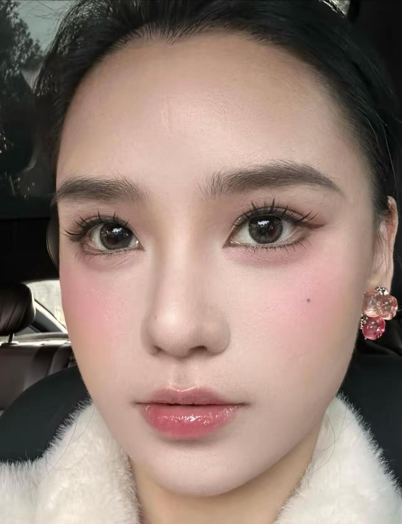 美女化妆前后的对比简直判若两人尤其是眼睛，格外出彩说实话究竟是谁发明了化