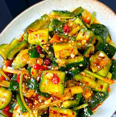 不是卫生不达标，不是食材不新鲜。就因为没办一个“冷食类食品经营许可证”。有人