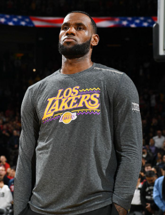 现在的詹姆斯碰上东契奇其实是一种幸运！湖人打掘金让人很感慨，湖人也能大火收汁掘