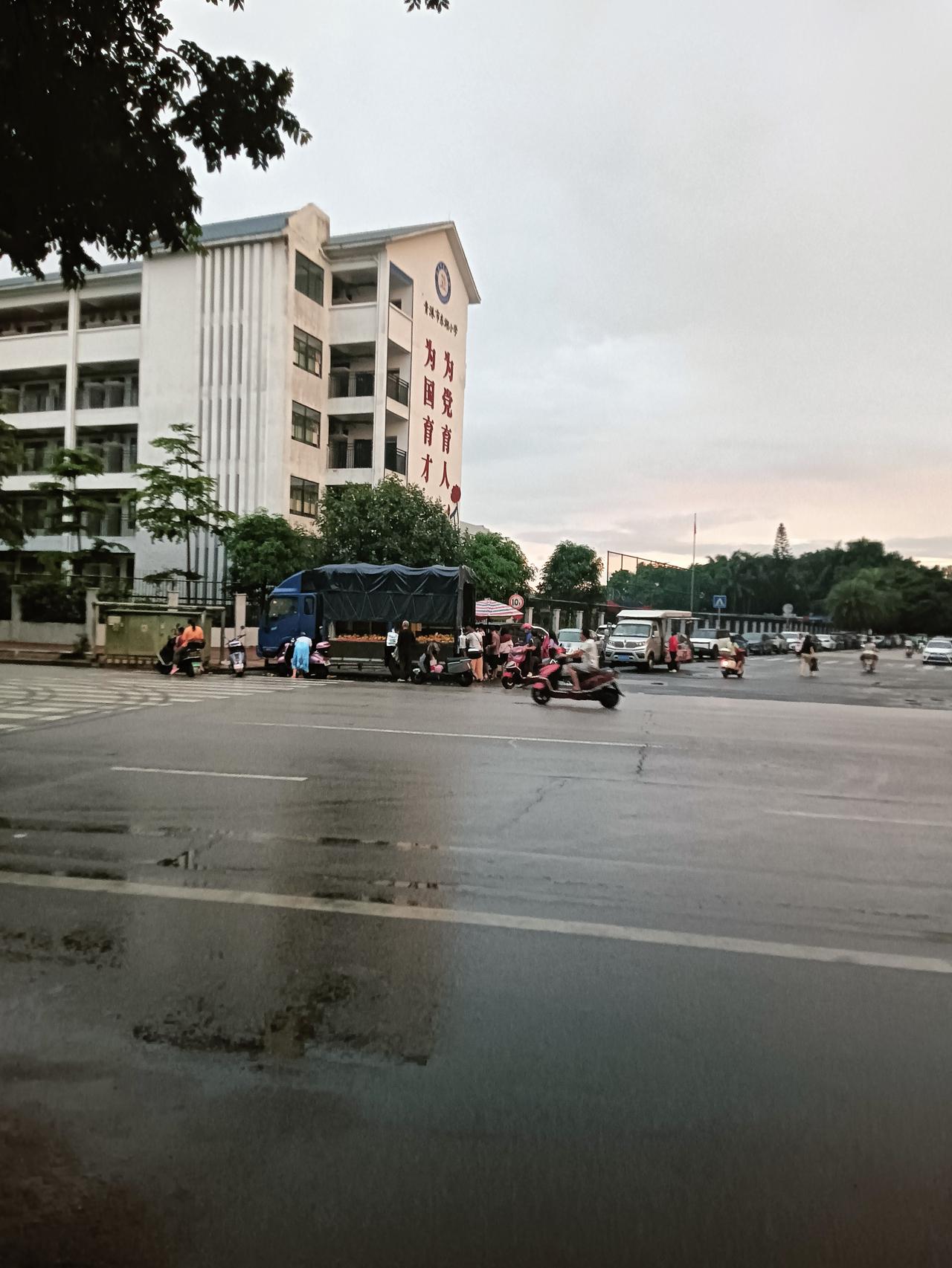 傍晚经过贵港市港北区江北大道附近，见一货车正在出售新鲜大芒果。价钱是2元一斤路过