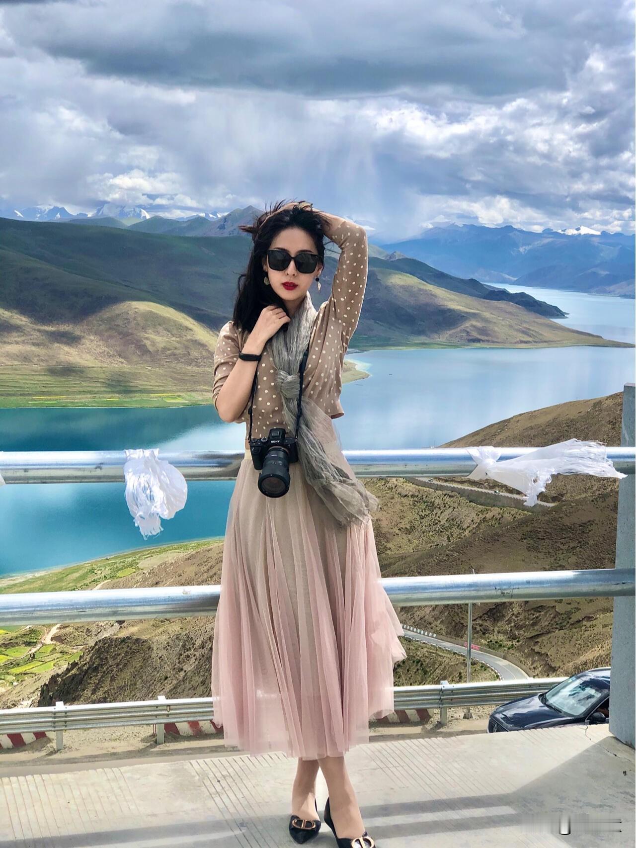 羊湖打卡||开车沿盘山公路爬升经过108个弯道，到达4998米羊卓雍措观景台，没