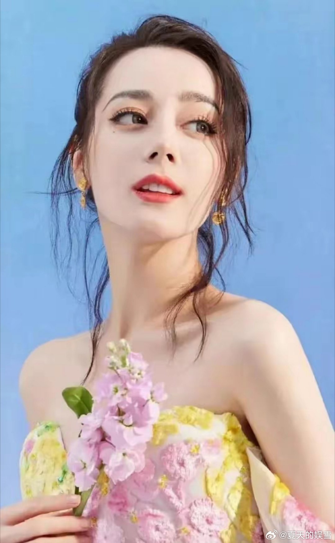 功夫女足破20亿，同是一个剧组的演员，可对比张小斐，迪丽热巴就没这么好运了。